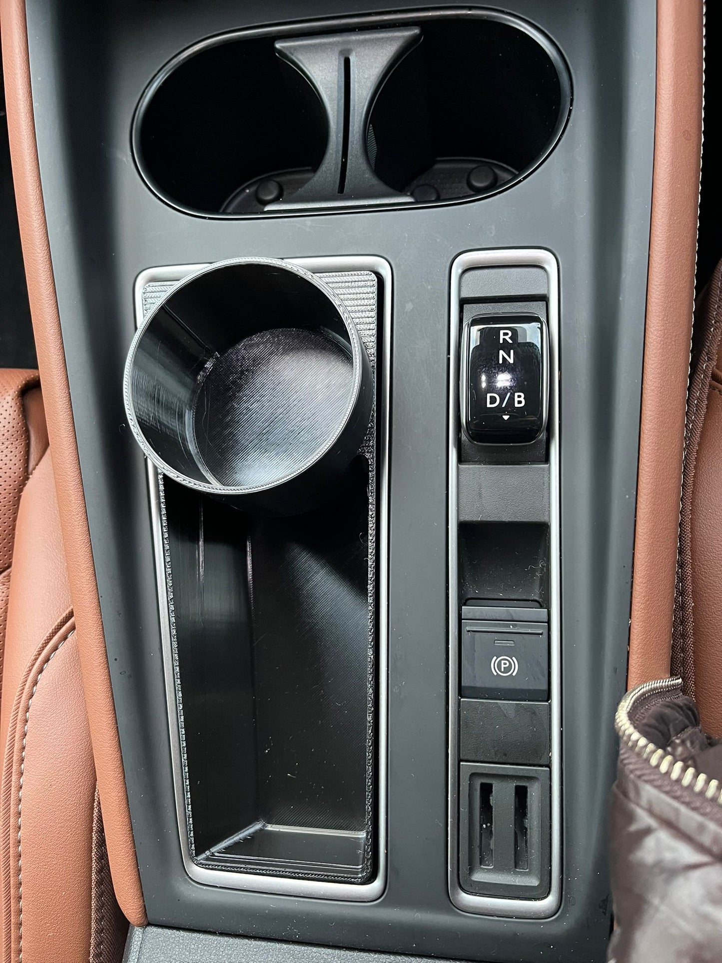 Mittelkonsoleneinsatz mit 75-mm-Getränkehalter für Skoda Enyak / ELROQ